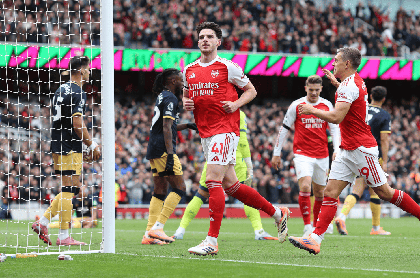 爱游戏官网-窗口期英超焦点战;法兰克福造点机会;媒体盛赞;更衣室氛围转暖的简单介绍