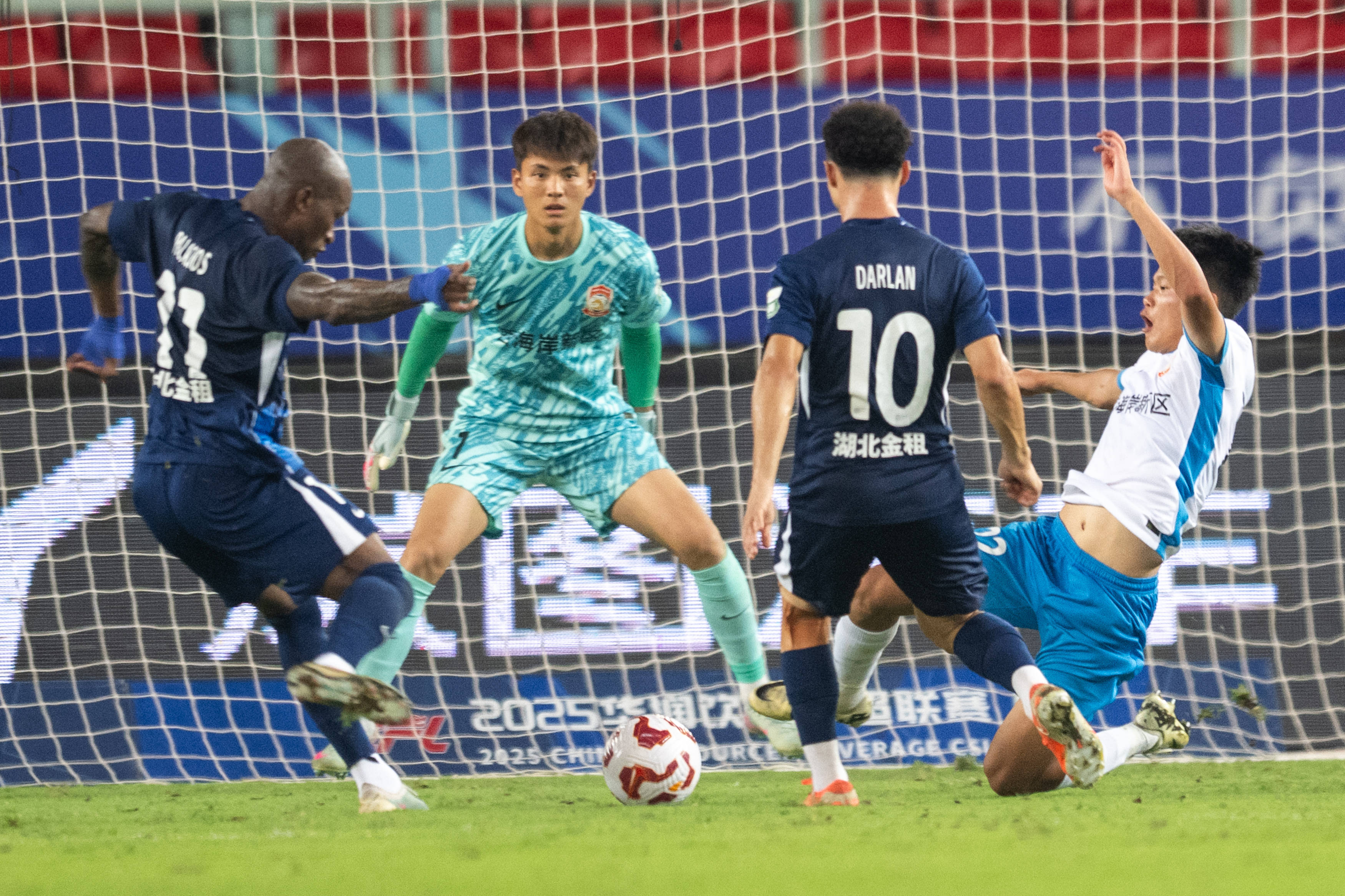 爱游戏官方入口-包含中超今晚走向成谜，武汉三镇主帅复盘，信心回归，训练强度明显提升的词条