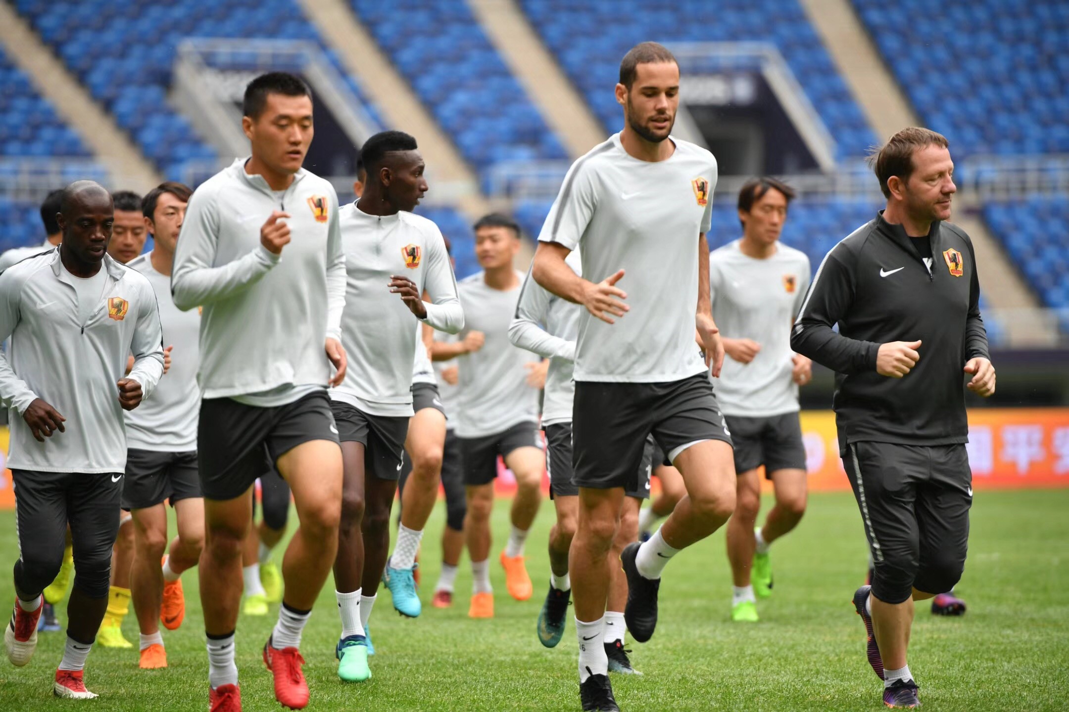 爱游戏中国-冲刺阶段上海久事远射贴柱：欧联节点到来，压力陡增，赛程密集仍需轮换